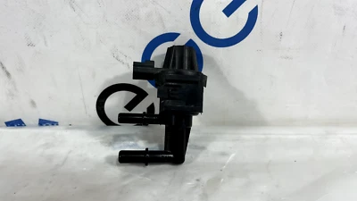 Aston Martin Vantage V8 Auto 2011 VÁLVULA DE VACÍO DE VAPOR DE COMBUSTIBLE 3U5A-9G641-EA Foto 1 de 4