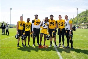PITTSBURGH STEELERS 2025 TOP 7 SELECCIONES DE DRAFT NOVATO MINI-CAMPAMENTO COLOR 8X10 - Imagen 1 de 1