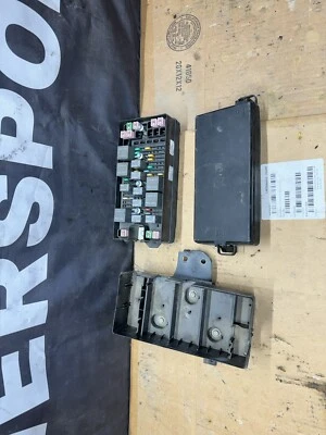 07-08 FORD MUSTANG FRONT ENGINE COMPARTMENT POWER FUSE RELAY BOX 8R3T.14K001.AAB - Image 1 of 4