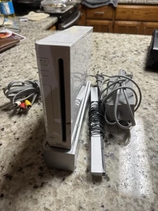 Paquete de consola Wii con cables sin control remoto. Probado RVL-001 Blanco - Imagen 1 de 11
