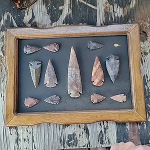 Lote de 12 puntas de flecha de México con marco de madera de recuerdo de colección de exhibición de pared - Imagen 1 de 13