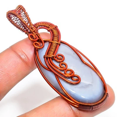 Ciondolo in rame con pietra preziosa occhio di opale blu fatto a mano involuc... - Immagine 1 di 4