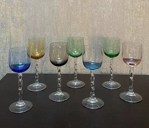 Vintage gedrehter Stiel Cordial Gläser Set 7 mehrfarbige Schalen 6,5" hoch - Bild 1 von 3