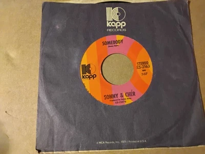 KAPP 45 RPM Record, Sonny and Cher, Somebody, A Cowboys Work is Never Done vg Foto 1 de 3