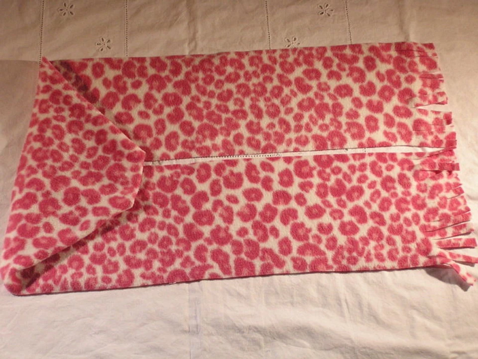 Bufanda polar rosa piel de leopardo sobre estampado animal blanco Foto 1 de 1