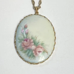 Collar de cadena vintage rosa floral pintado blanco porcelana ovalada colgante tono dorado - Imagen 1 de 10