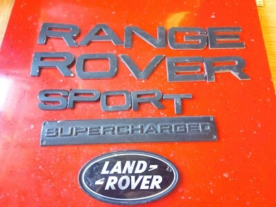 Range Rover Sport Super Charged letra emblema maletero trasero insignia negro fabricante de fábrica Foto 1 de 4