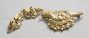 Vintage Coro Gold Tone Clear Rhinestone Brooch & Earrings Set Swirl Leaf - Picture 1 of 8