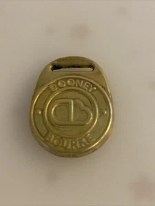 Vintage Dooney Bourke Ersatz Tasche Handtasche Anhänger Anhänger Logo Messing - Bild 1 von 3