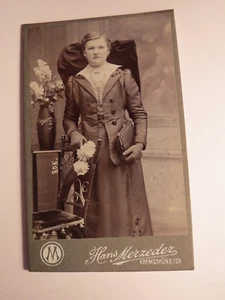 Kremsmünster - stehende Frau in Tracht mit Handtasche - Kulisse / CDV Rückseite - Bild 1 von 2