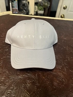Gorra ajustable con logotipo de marca de maquillaje Fenty Skin Rihanna Foto 1 de 4