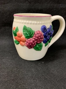 Taza de cerámica vintage Otagiri, Japón patrón de bayas diseñada por Mary Ann Baker - Imagen 1 de 3