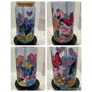 Blauer Glasbecher mit Bambusdeckel passender Strohhalm. Blumen Schmetterling Wrap - Bild 1 von 5