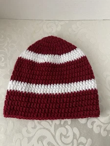 Beanie Mütze rot & weiß Streifen NEU Handarbeit gehäkelt passt Erwachsenen & Jugendlichen 9”X 9” - Bild 1 von 4