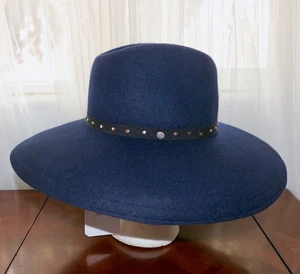 Cappello Ted Baker London ROSIEYY in feltro di lana blu navy nuovo con etichette dettaglio borchie O/S - Foto 1 di 10