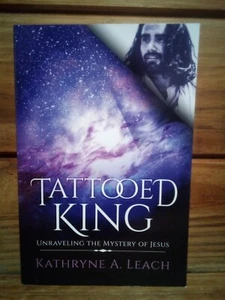 (C5BP) "TATTOOED KING: UNRAVELLING THE MYSTERY OF JESUS"  - KATHRYNE A. LEACH - Picture 1 of 23