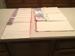 Vintage Embroidered Applique Matching 2 Square Tablecloths 8 Napkins Flowers  - Picture 1 of 11