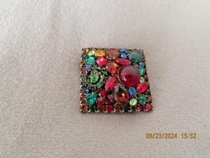 GROSSE VINTAGE SIGNIERTE WEISS QUADRATISCHE BROSCHE/NADEL MIT STRASSSTEINEN & CARBOCHONES - Bild 1 von 5