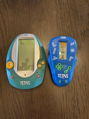 Lote de 2 juegos electrónicos portátiles Radica Pocket Tetris (2000 y 2005) de colección  Foto 1 de 4