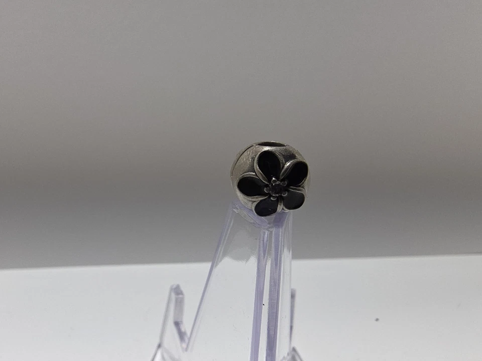 Pandora 790533EN16 Clip Flor Esmalte Negro - S925 ALE Plata Esterlina - Retirado Foto 1 de 3