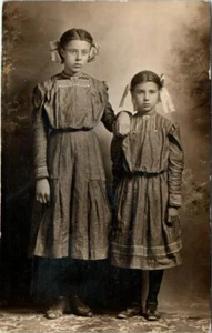 Foto real postal de la década de 1910 RPPC hermanas vestidos carreteras polvorientas sin lluvia junio  - Imagen 1 de 2