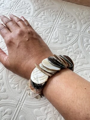 Women’s Bracelet Stretch Natural Shell And Hematite OS Mother Of Pearl 1918 R - Image 1 of 4