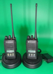2 X Motorola HT1250 LS+ UHF 450-512MHz 4W 32CH Radiotelefony dwukierunkowe AAH25SDH9DP7AN - Zdjęcie 1 z 9