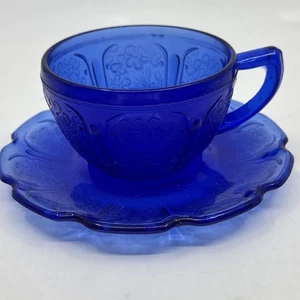 Taza de té y platillo vintage Jeanette de vidrio azul cobalto - Imagen 1 de 9