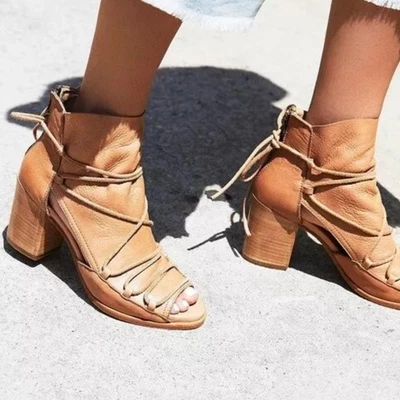 Bota Free People X BASKE Ariel 6 couro marrom peep toe salto bloco com cadarço boho  - Imagem 1 de 4