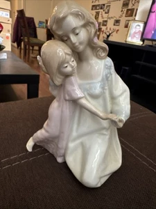 Statuina porcellana mamma e figlia bambino buonanotte di Paul Sebastian 1990. - Foto 1 di 5