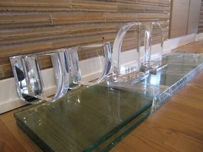 Dos juegos de estantes de vidrio templado biselado MCM con soportes y herrajes Lucite Foto 1 de 4