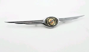 2001-2004 CHRYSLER SEBRING FRONT GRILLE LOGO BADGE SIGN SYMBOL EMBLEM - Bild 1 von 3