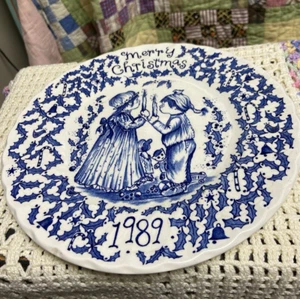 Royal Crownford "Feliz Navidad, Felices Fiestas para Ti" 1989 Blue Holly Plate - Imagen 1 de 9