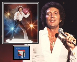 TOM JONES SIGNED CD PHOTO MOUNT (2) - Foto 1 di 1