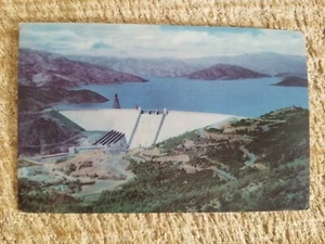 SHASTA DAM, 15 MEILEN NÖRDLICH VON REDDING, CA.VTG POSTKARTE*P70 - Bild 1 von 2