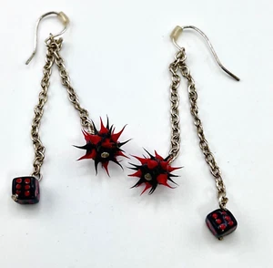 Coppia di orecchini pendenti vintage spina sfera dadi rosso nero catena lunga 2,75"L - Foto 1 di 1