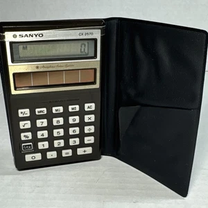 Calcolatrice tascabile solare vintage SANYO CX 2570 con custodia TESTATA funziona - Foto 1 di 8