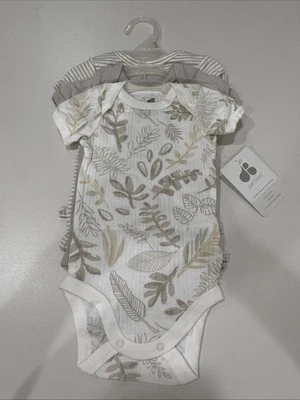Paquete de 3 bodys de manga corta Just Born® para bebé hojas naturales neutras 3-6M Foto 1 de 4