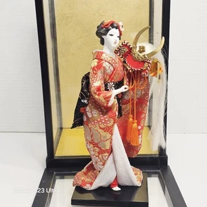 Bambola Yaegaki giapponese vintage kimono geisha Maiko Kabuto H:8,5 in vetrina - Foto 1 di 8