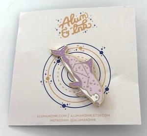 Prendedor Constelación Espacio Púrpura Ballena Esmalte Acentos Dorados Por Aluminio y Tinta - Imagen 1 de 3