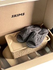 SKIMS | QUILTED SLIPPER | GUNMETAL | SIZE 39 | GREY SLIPPERS | NEW IN A BOX - Picture 1 of 5