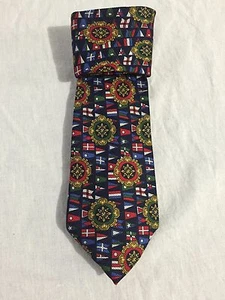 "Corbata de seda BALLY azul marino con banderas náuticas rojas, blancas, azules y verdes 3 3/4"" x 58" - Imagen 1 de 6
