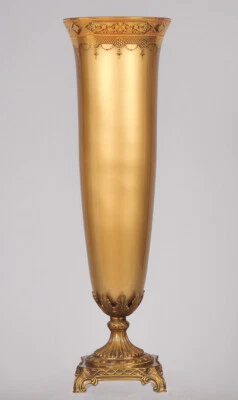 Jarrón trompeta de vidrio acabado dorado mate estampado dorado base de metal en relieve 8" diámetro 27" alto Foto 1 de 2