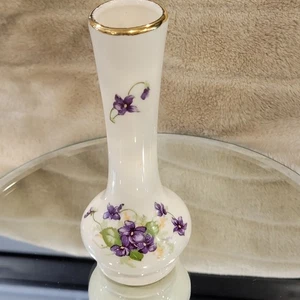 Jarrón vintage de porcelana violeta pintado a mano con diseño floral con adornos de oro de 22 quilates - Imagen 1 de 6