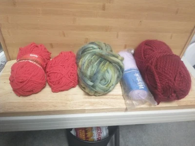 Lote de 5 rollos de hilo misc. Paquete Wendy Red Velvet Touch hilo bebé por favor leer Foto 1 de 4