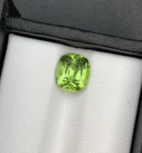 Piedra preciosa suelta con forma de cojín de peridoto natural de 3,11 quilates del valle de Supat Pakistán - Imagen 1 de 8