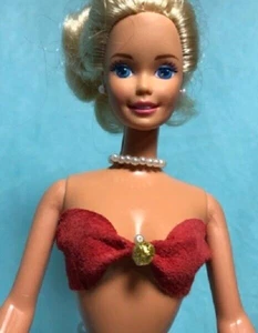 SUJETADOR DE GAMUZA ROJO CUERO GENUINO BARBIE MUÑECA ROPA CON CUENTAS DORADAS Y PERLAS BLANCAS - Imagen 1 de 2