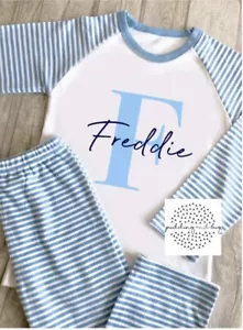 Personalisierter Schlafanzug Jungen Baby Kinder Initialen beliebiger Name Pyjama - Bild 1 von 2