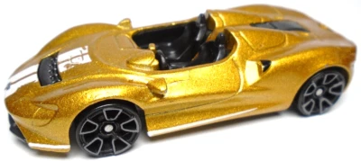 Coche Hot Wheels McLaren Elva Gold 2021 1:64 fundido a presión 2 3/4" con rayas blancas Foto 1 de 4