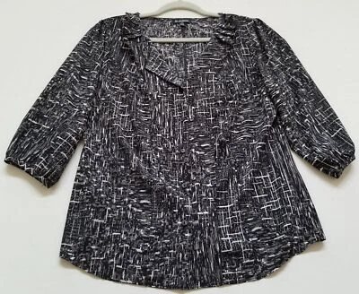 Blusa para mujer Le Chateau mediana negra blanca abstracta manga 3/4 volantes abotonados Foto 1 de 4